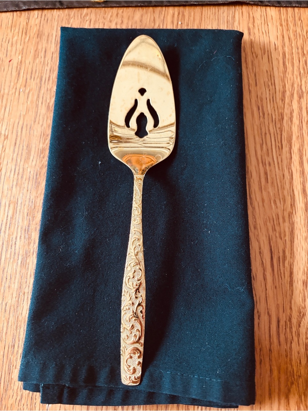 Elegant Gold Ornate Golden Scroll, Americana Golden Heritage Pierced Pie Server